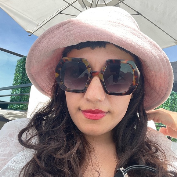 Meet your Posher, Nathalie - Picture 1 of 1